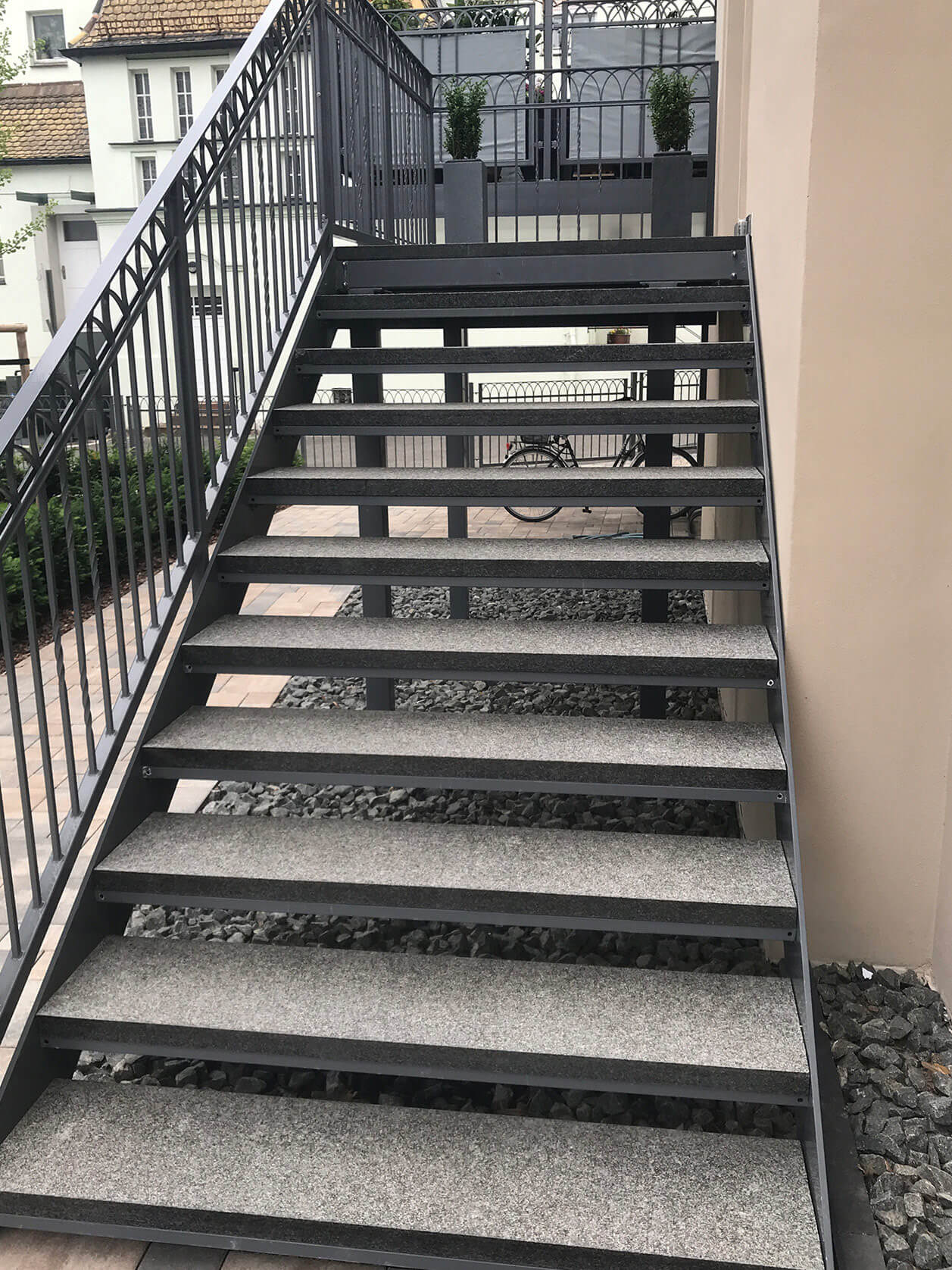 Außentreppe aus Stahl und Granit