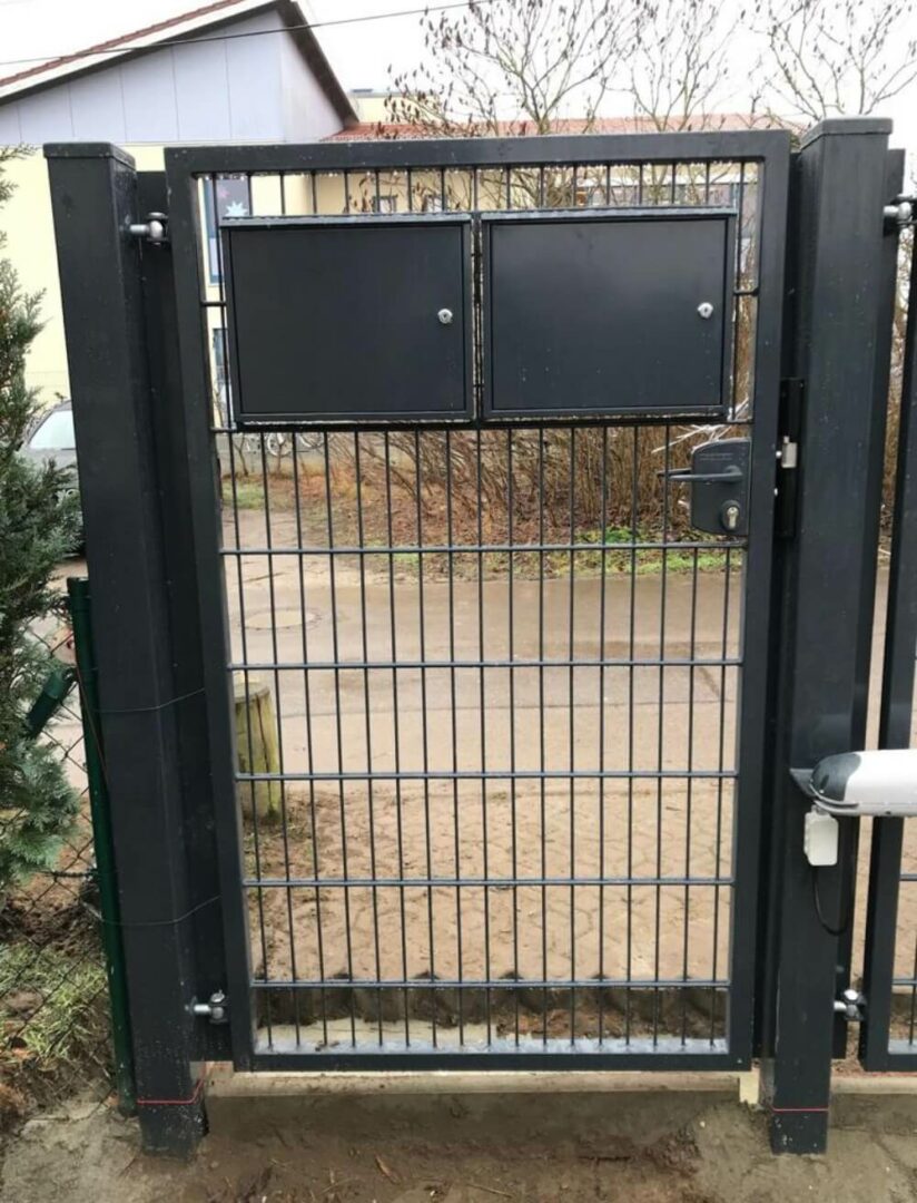 Schwarze Tür aus Doppelstabmatten mit zwei Briefkästen