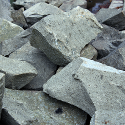 Eine Nahaufnahme mehrerer unregelmäßig geformter Bruch-Steine, die aufeinander gestapelt sind.