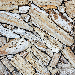 Eine Nahaufnahme mehrerer unregelmäßig geformter grauer Gneissteine, die aufeinander gestapelt sind.