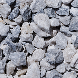 Eine Nahaufnahme mehrerer unregelmäßig geformter grauer Grauwacker-Steine, die aufeinander gestapelt sind.