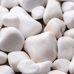 Eine Nahaufnahme mehrerer unregelmäßig geformter grauer Marmorsteine, die aufeinander gestapelt sind.