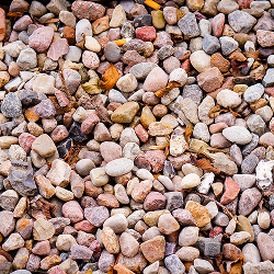 Eine Nahaufnahme mehrerer unregelmäßig geformter grauer Porphyrsteine, die aufeinander gestapelt sind.
