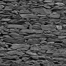 Eine Nahaufnahme mehrerer unregelmäßig geformter grauer Schiefer-Steine, die aufeinander gestapelt sind.